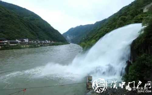 漢中石門水庫開閘泄洪，場面壯觀！