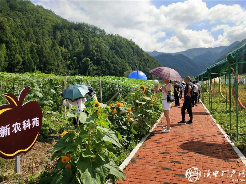  揚百年榮光·看紅色天漢 ——網絡媒體重走紅軍路主題采訪走進鎮巴縣黎壩鎮