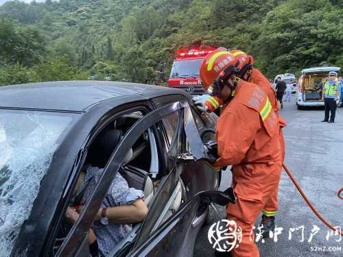小轎車(chē)和大掛車(chē)迎面相撞，司機(jī)被困駕駛室，消防急救援