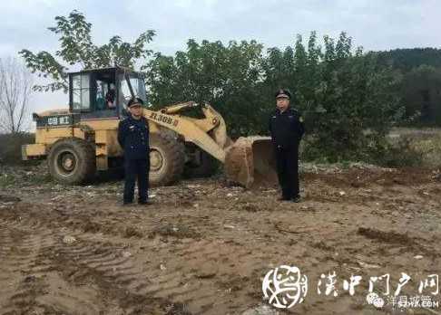 洋縣一土方運輸車擅自傾倒建筑垃圾，渣土辦當即叫停