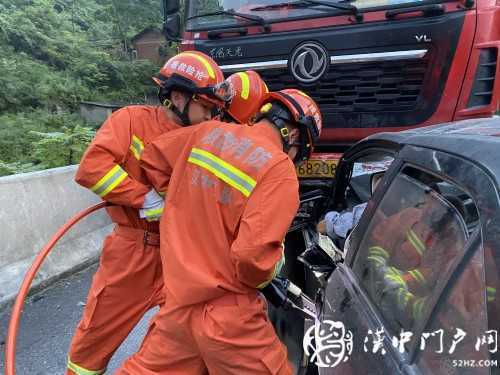 小轎車(chē)和大掛車(chē)迎面相撞，司機(jī)被困駕駛室，消防急救援