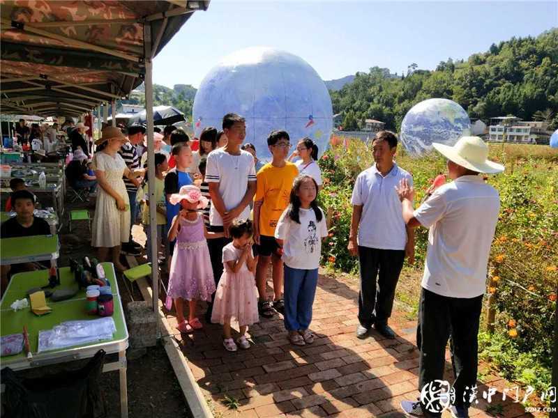  揚百年榮光·看紅色天漢 ——網絡媒體重走紅軍路主題采訪走進鎮巴縣黎壩鎮