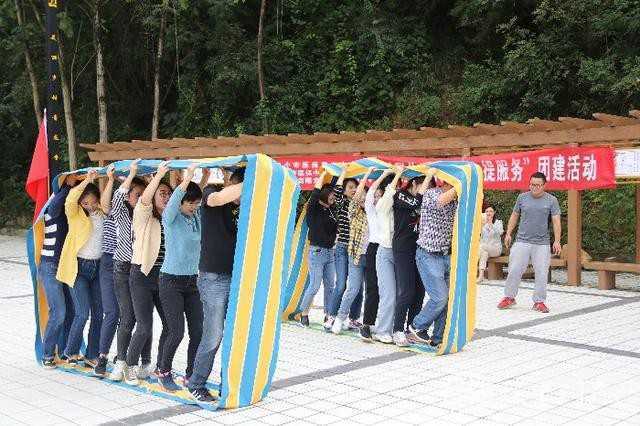 漢中市醫(yī)保局聯(lián)合開展消費扶貧和團隊建設活動