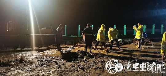 銀昆高速留壩段一處道路被水毀，多部門聯合搶險