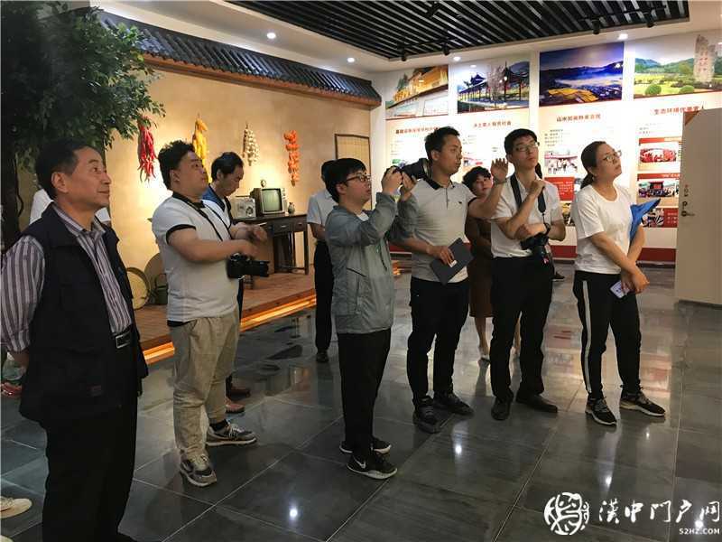 揚百年榮光·看紅色天漢 ——網絡媒體重走紅軍路主題采訪走進鎮巴縣黎壩鎮