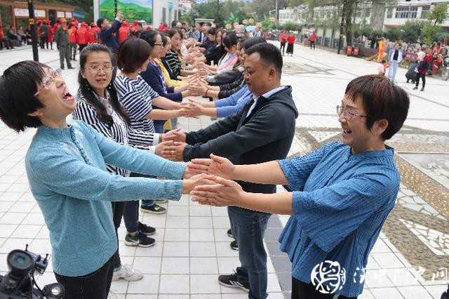漢中市醫(yī)保局聯(lián)合開展消費扶貧和團隊建設活動