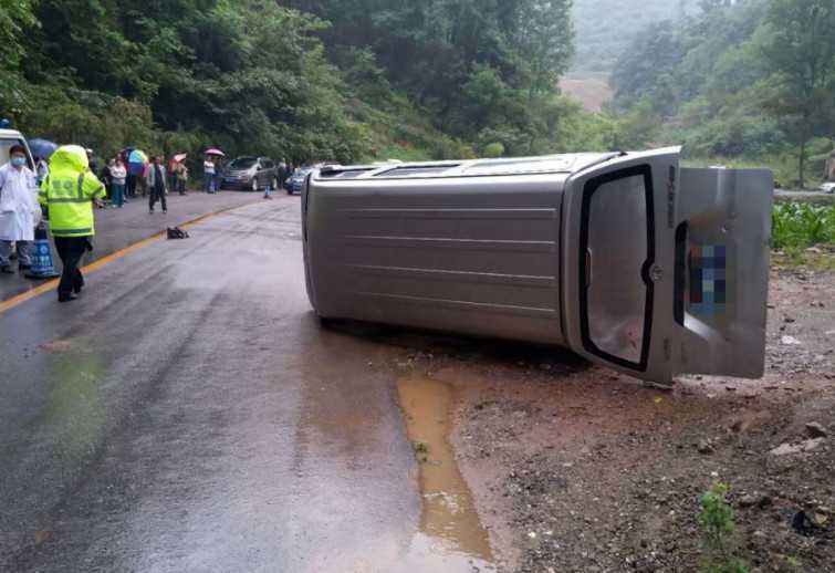 漢中寧強一面包車路滑失控，致路邊農戶當場死亡！