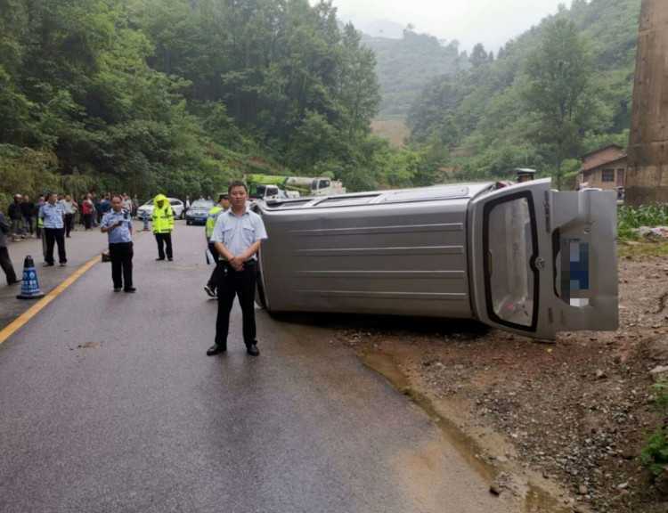 漢中寧強一面包車路滑失控，致路邊農戶當場死亡！