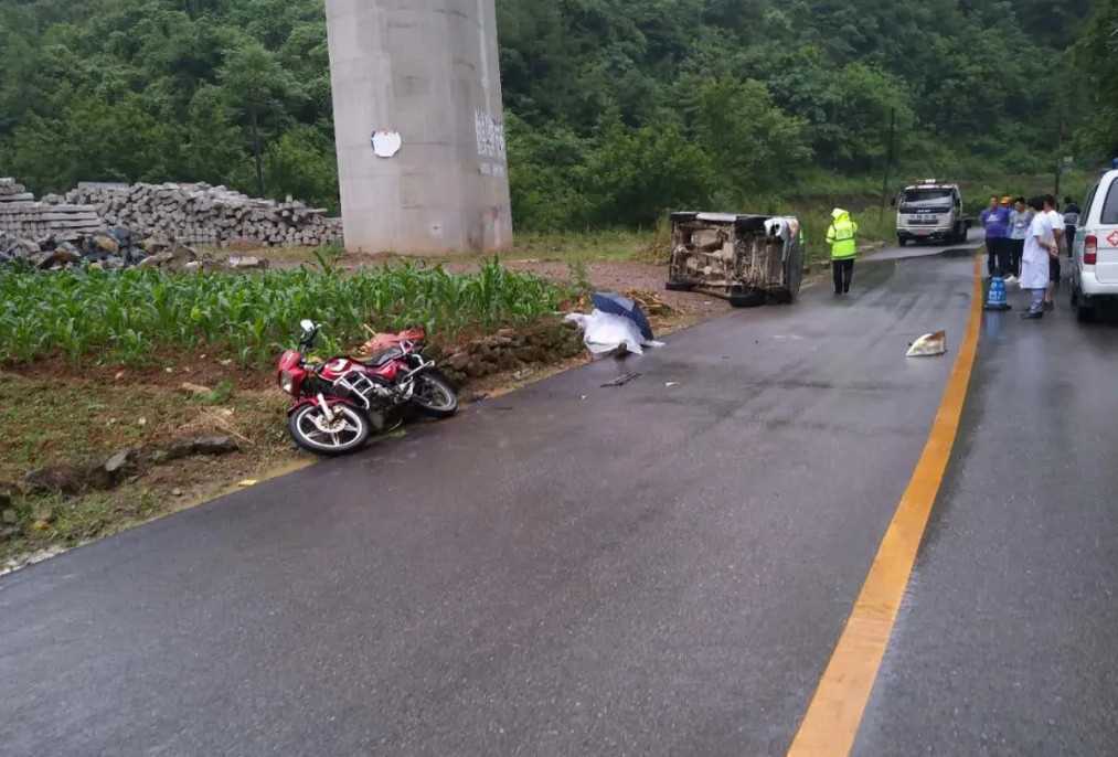 漢中寧強一面包車路滑失控，致路邊農戶當場死亡！