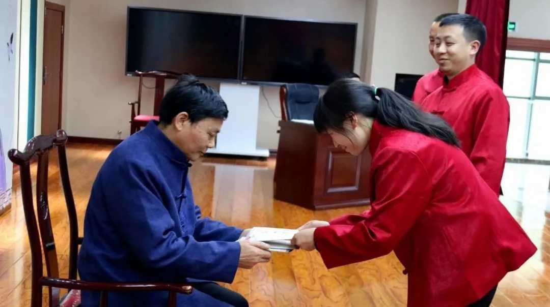 國粹中醫 薪火相傳--鎮巴縣舉行首屆中醫師承拜師大會