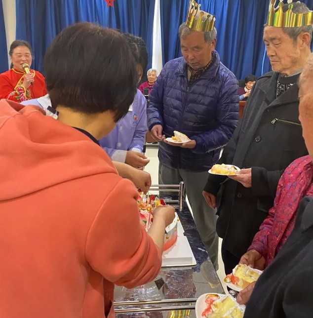 “齊心共祝 同歡笑”褒國康樂園四月長者生日會