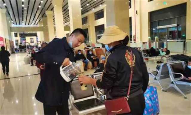 暖！凌晨六點車來了，漢臺區(qū)旅游集散中心貼心服務滯留游客