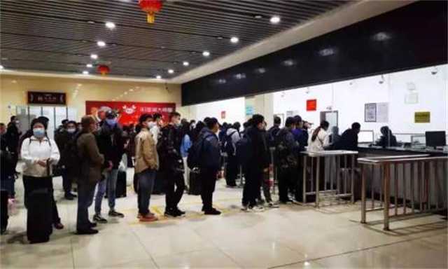 暖！凌晨六點車來了，漢臺區(qū)旅游集散中心貼心服務滯留游客