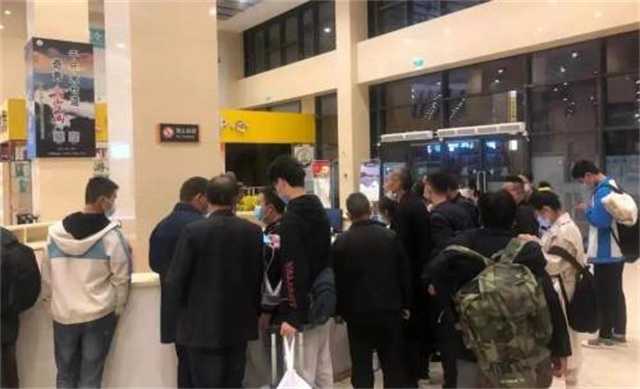 暖！凌晨六點車來了，漢臺區(qū)旅游集散中心貼心服務滯留游客