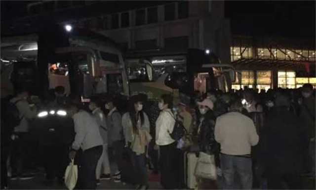 暖！凌晨六點車來了，漢臺區(qū)旅游集散中心貼心服務滯留游客