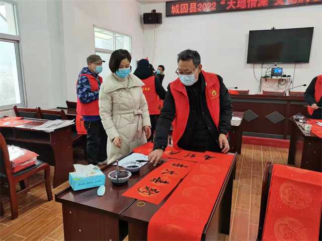 城固書(shū)法家義務(wù)為山區(qū)群眾寫(xiě)春聯(lián)送祝福