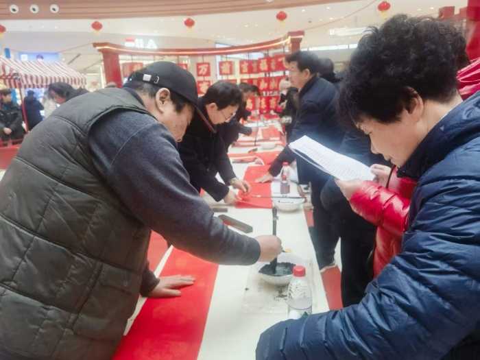 “揮毫潑墨送春聯(lián)，龍飛鳳舞迎新春” 民革漢臺區(qū)委會開展送春聯(lián)活動