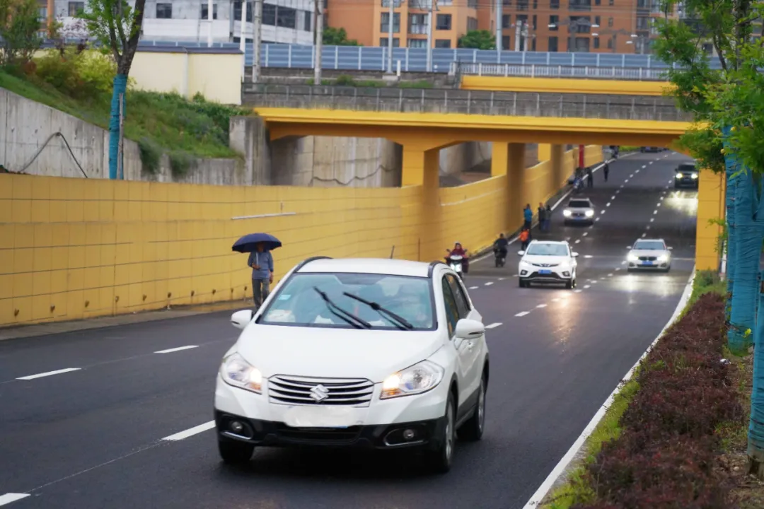 出行方便了！漢中興漢新區(qū)惠府路主車道通車！