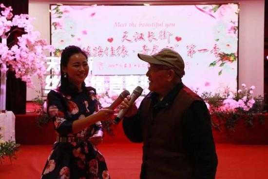 八旬金婚老人在聯(lián)歡晚會(huì)上講述他的愛(ài)情故事