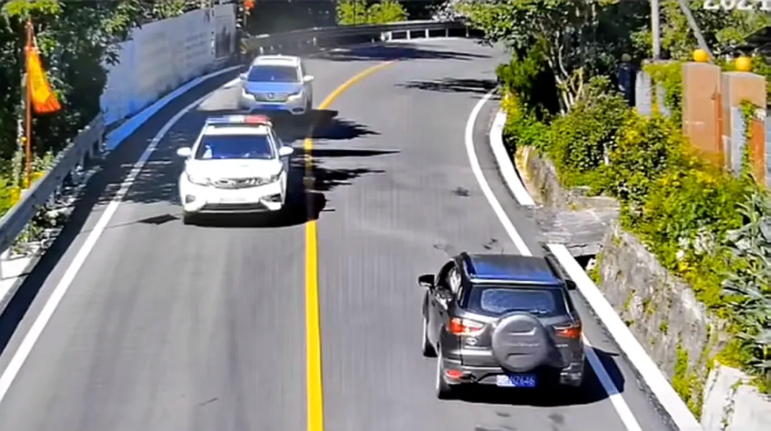 “別怕！跟著警車走，我們來開道”