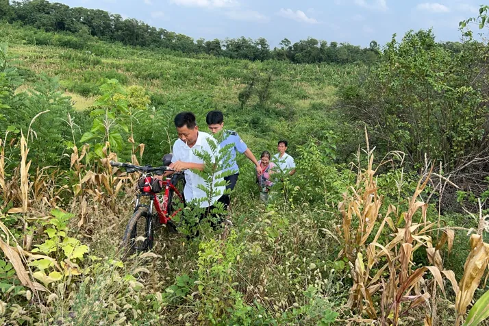 漢中一位老人被困在山里，多虧他們