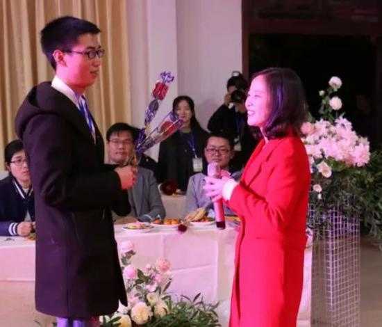 女嘉賓為愛(ài)大膽表白“男攝影師”